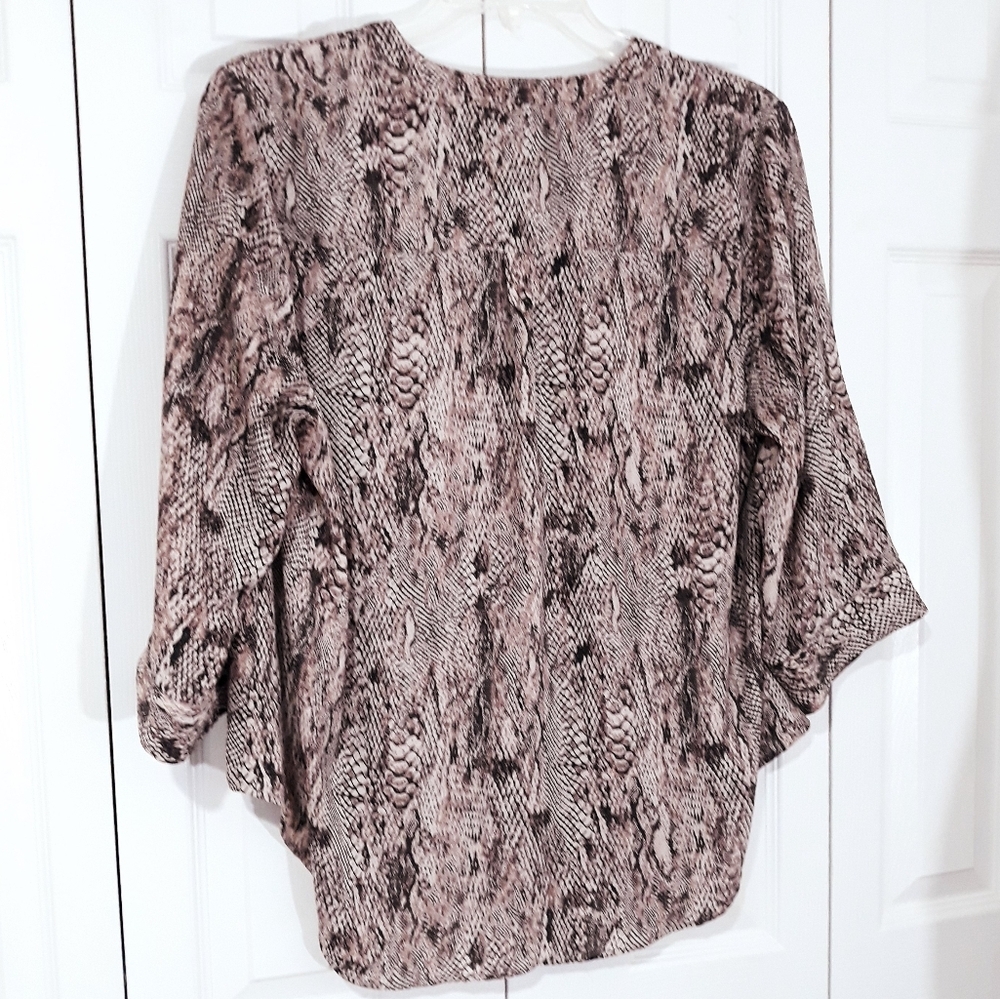 Torrid Snake Print Blouse With Front Pockets Sleeves V_Neck Size 0 (12) - Picture 8 of 13